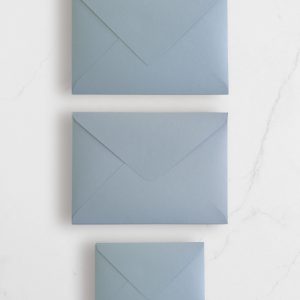 Sobres Azules con Caligrafía de Direcciones