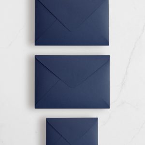 Sobres Azul Oscuro con Caligrafía de Direcciones