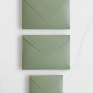 Sobres Verdes con Caligrafía de Direcciones