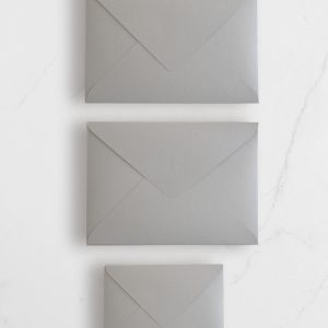 Sobres Grises con Caligrafía de Direcciones