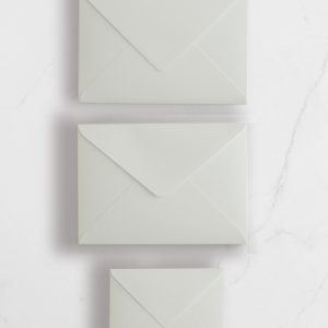 Sobres Blanco Roto con Caligrafía de Direcciones