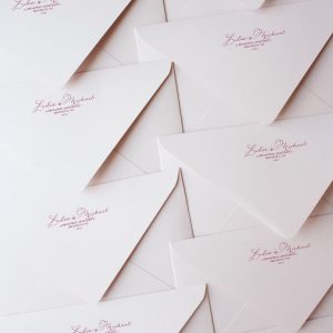 Sobres Blush con Caligrafía de Direcciones